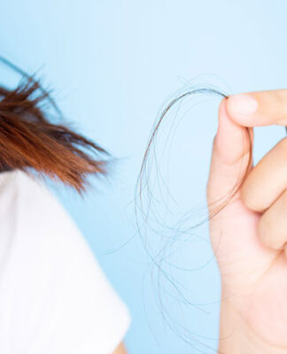 Jak wesprzeć osłabione włosy po ciąży, by odzyskały objętość i blask